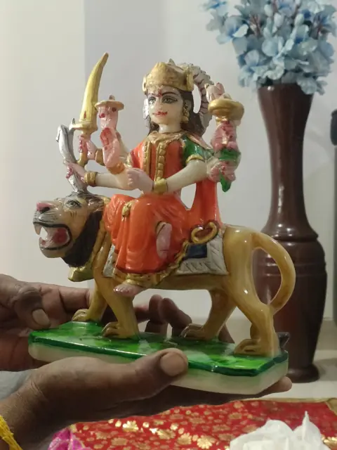 Hand-painted jewellery detailing - Raadhaye Arts murti painting work