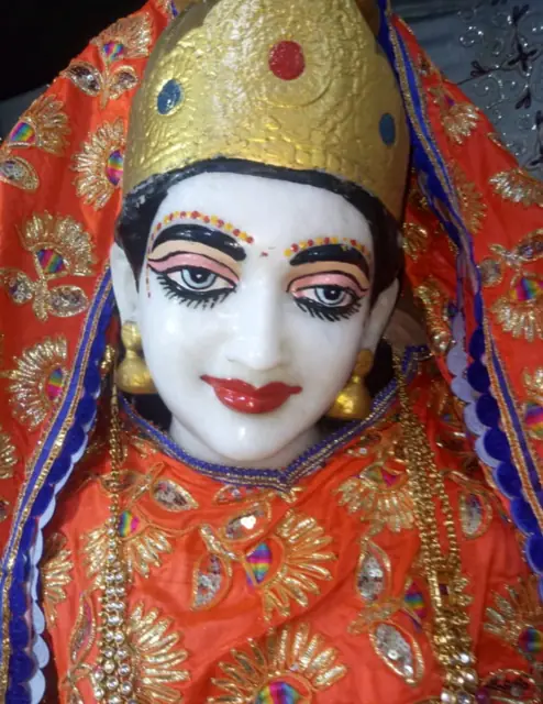 Face detailing close-up - Raadhaye Arts murti painting work