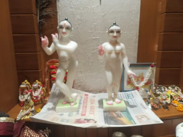 Gaur Nitai pair, mandir - Raadhaye Arts murti painting work