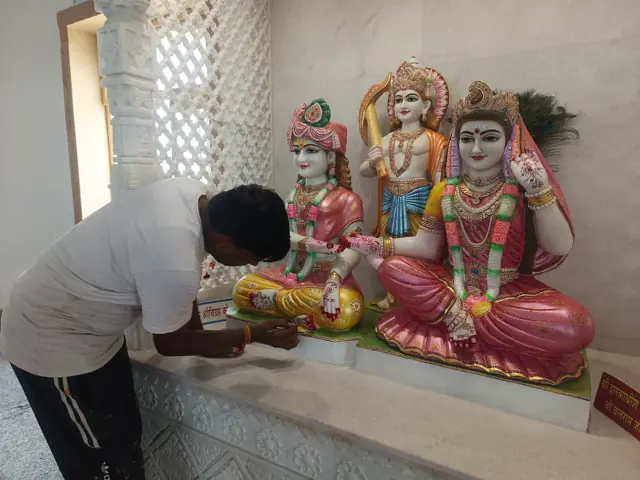 Painting a murti group at site - Raadhaye Arts murti painting work