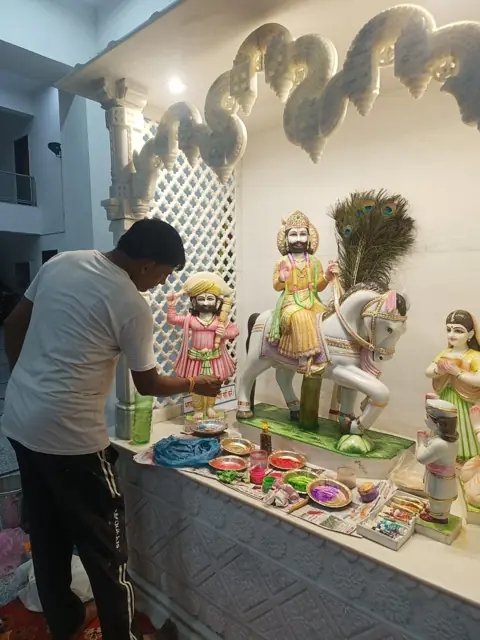 On-site shringar - Raadhaye Arts murti painting work