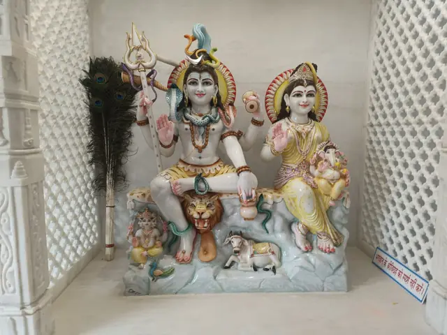 Shiv Parivar marble murti with Shiv, Parvati, Ganesh and Kartikeya